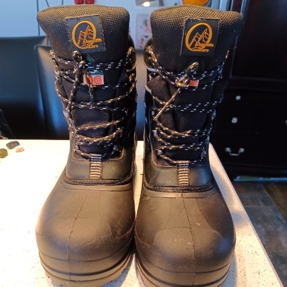 Absolute Zero CSA men's workboots with Vibram and removable liners.
